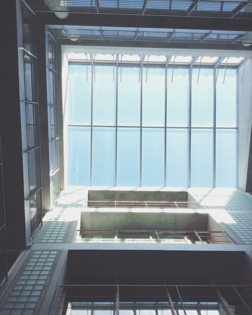 Institut für Kulturwissenschaften
Blick in das Dachfenster